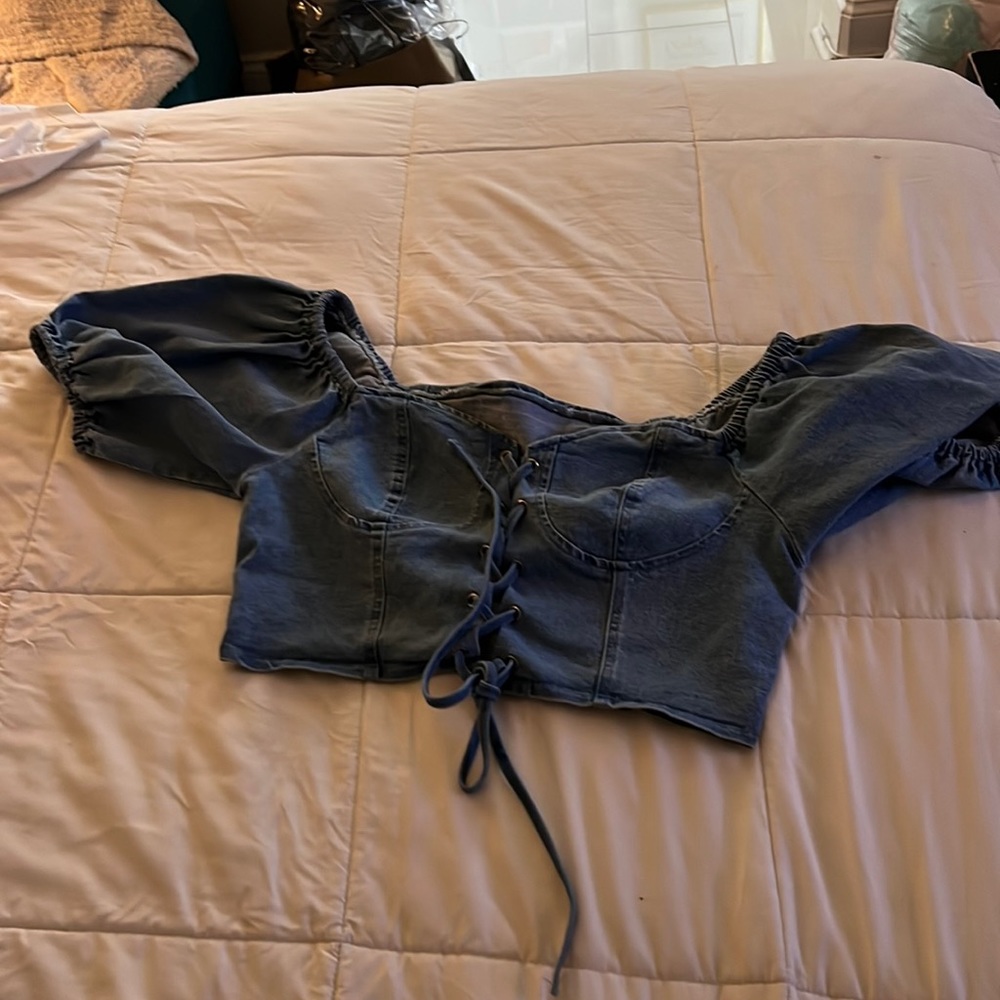 Denim of the shoulder top